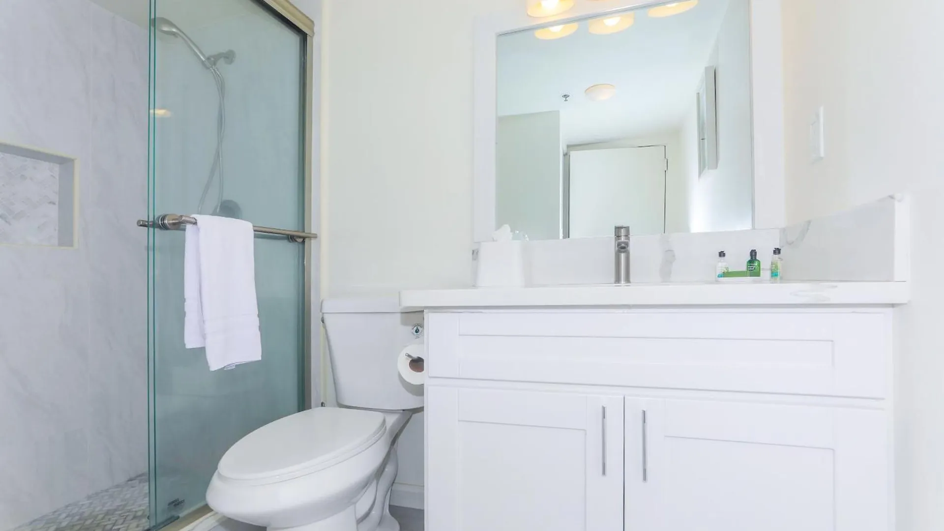 شقة Ilikai Tower One Bedroom Lagoon View Waikiki Condos With Lanai & Free Wifi هونولولو