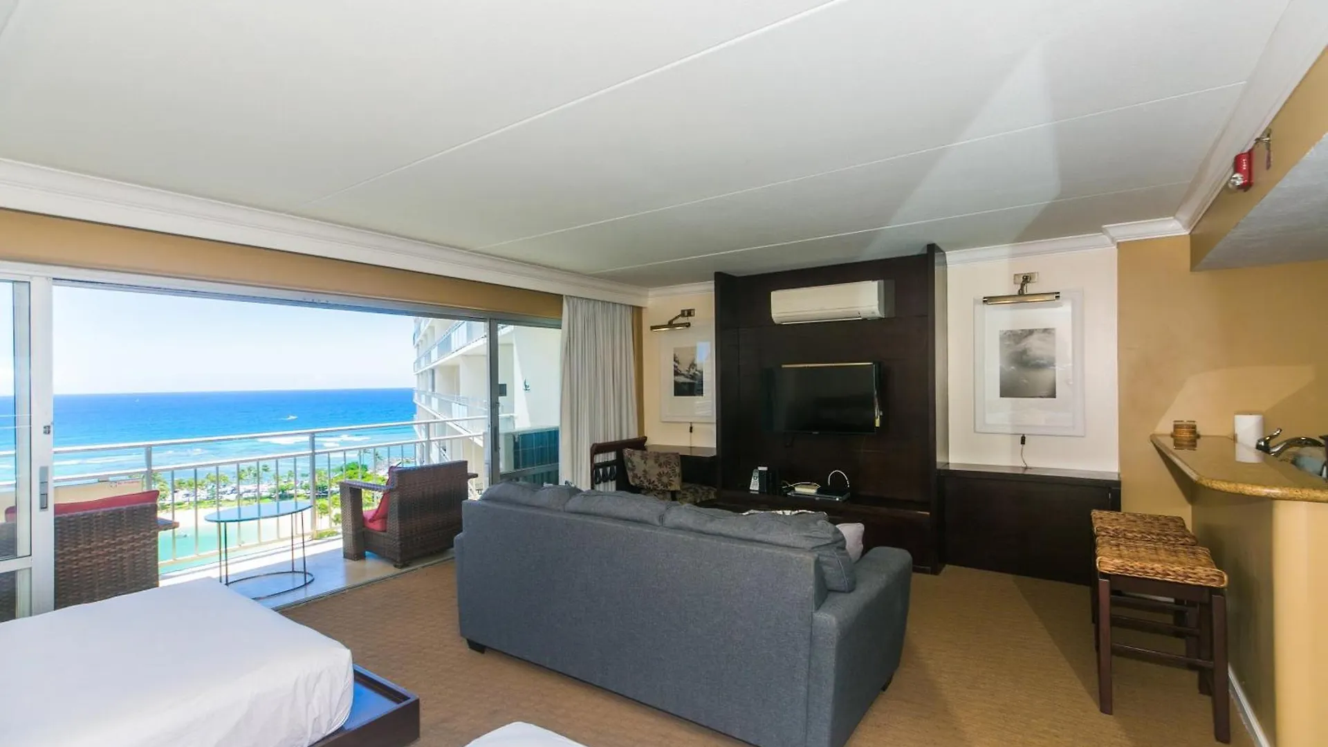 Ilikai Tower One Bedroom Lagoon View Waikiki Condos With Lanai & Free Wifi Honolulu